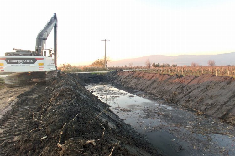 Manisa Turgutlu'da dere temizlik çalışmaları sürüyor