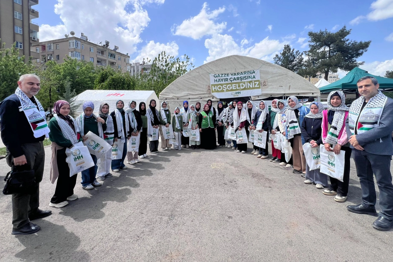 Mardin’de başörtüsü takmaya başlayan öğrencilere anlamlı destek