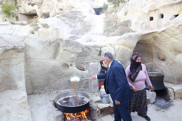 Memduh Büyükkılıç pekmez kaynattı