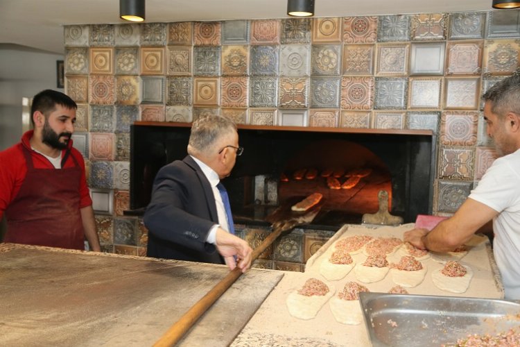 Memduh Büyükkılıç pide pişirdi