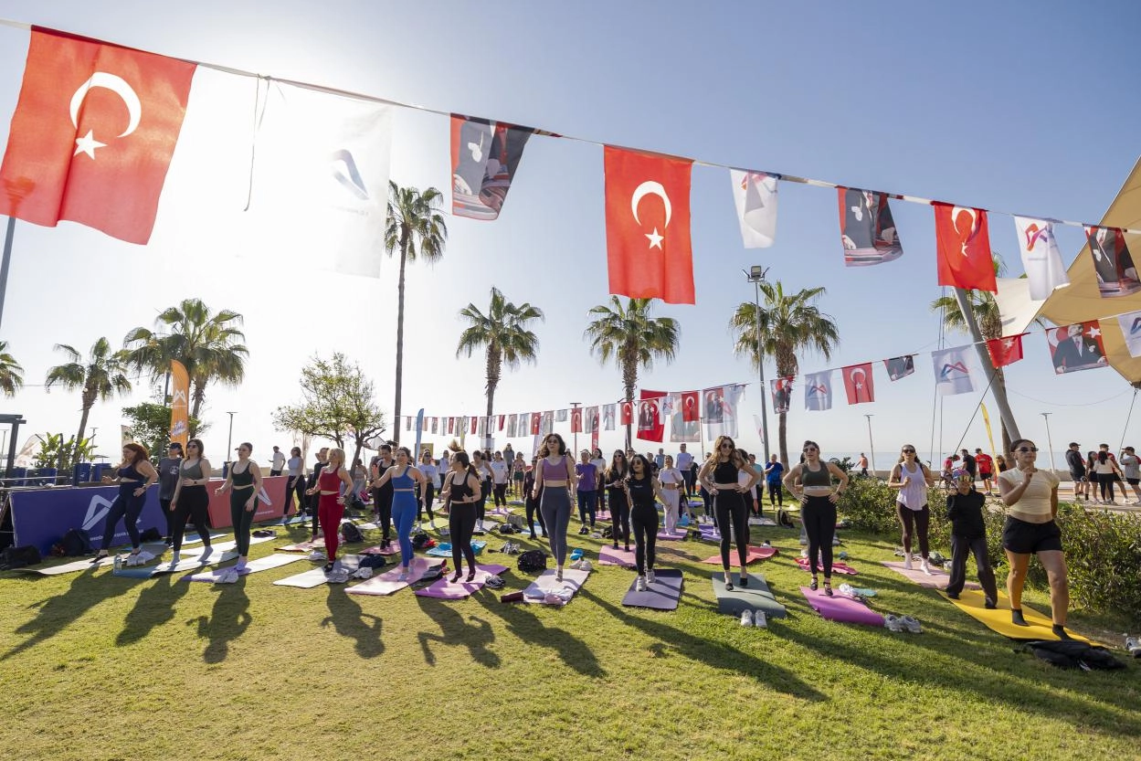 Mersin’de bahar enerjisi sahile taştı
