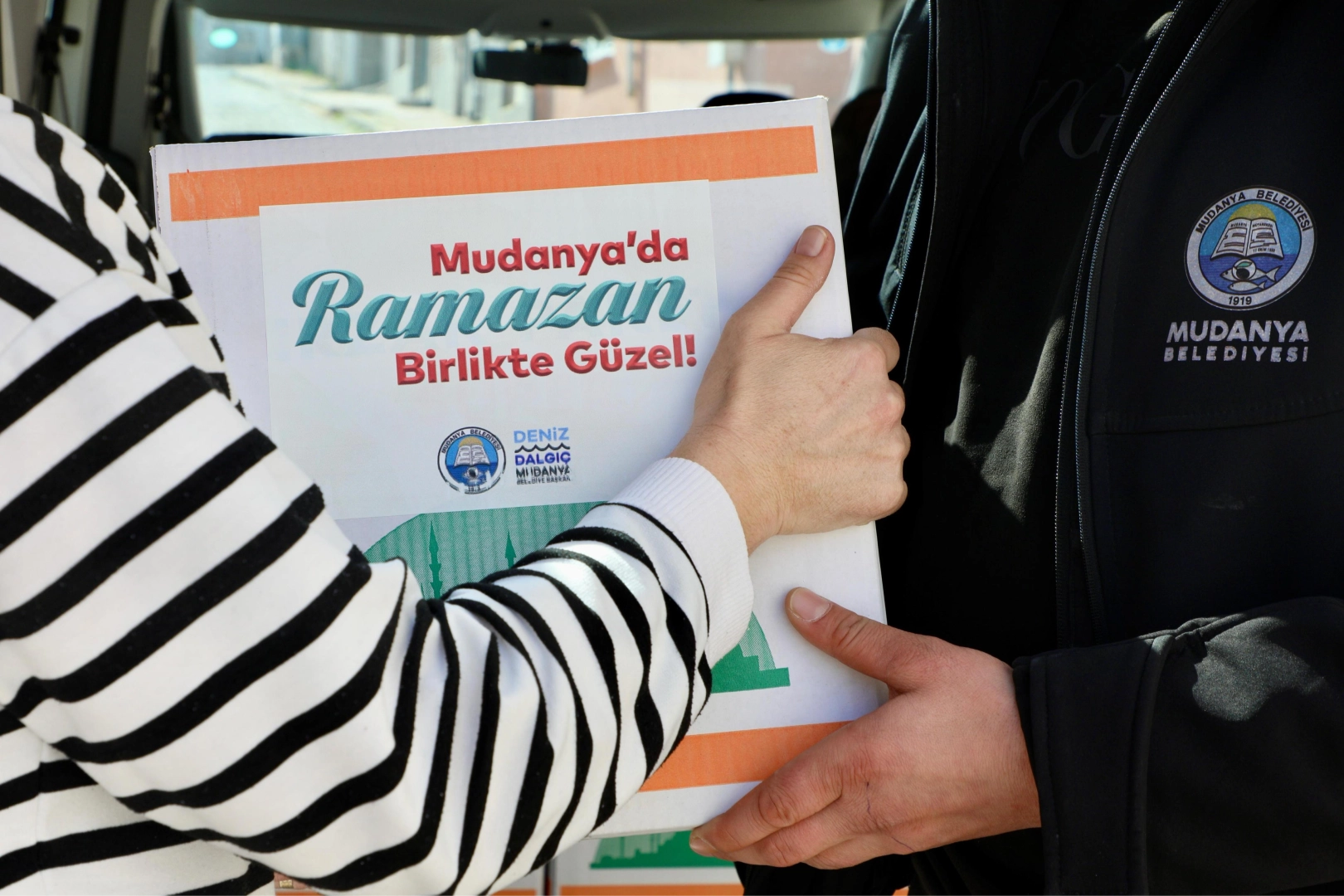 Mudanya'da erzak kolileri sahiplerine ulaşıyor
