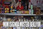 Mum ışığında müşteri bekliyor