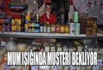 Mum ışığında müşteri bekliyor