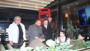 Mustafa Şahin kafe ziyaretlerinde, gençlerle buluşuyor