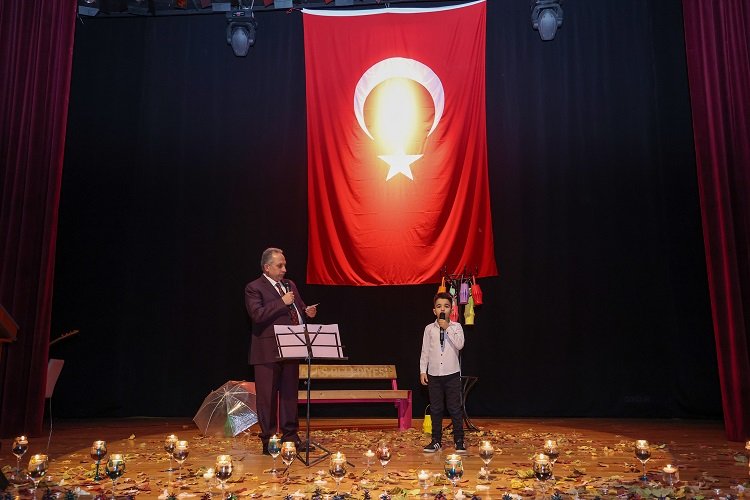 Mustafa Yalçın'dan 'vatan' şiiri