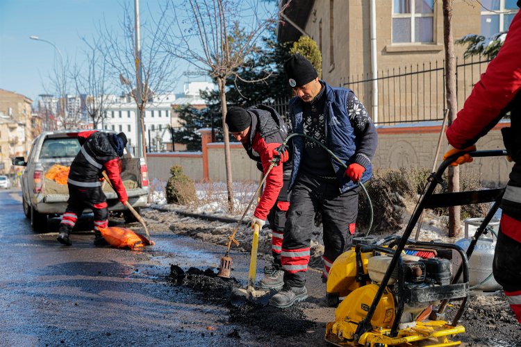 Nevşehir'de bozuk yollar ve yaya kaldırımları onarılıyor 