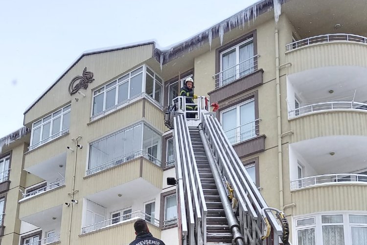 Nevşehir'de tehlikeli buz sarkıtları temizleniyor