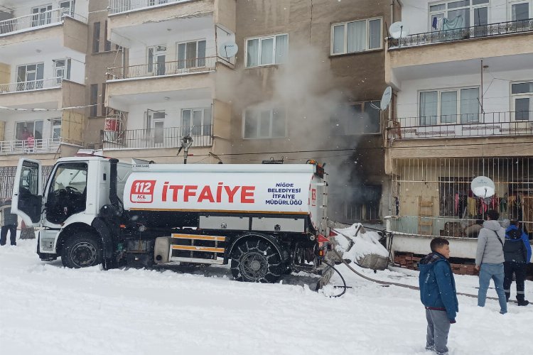 Niğde'de apartmanda yangın: 7 kişi etkilendi 