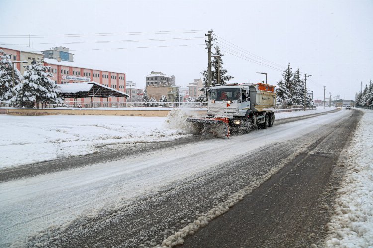 Niğde'de karla mücadele devam ediyor 