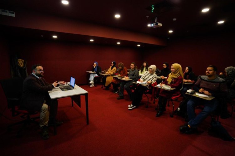 Öğrencileri İngilizceyi konuşarak öğreniyor