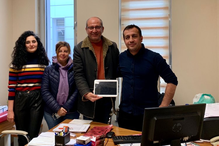 Onkoloji Bölümü'nde tedavi gören hastaya tablet desteği