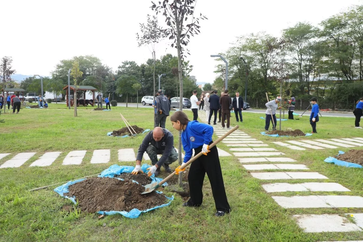 Ordu'da öğrenciler Melet’te ağaçları toprakla buluşturdu
