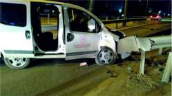 Sağlık personelini taşıyan araç refüje çarptı: 2 yaralı