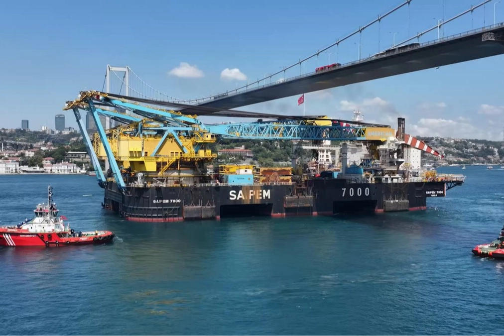 Saipem 7000 Boğazlardan güvenle geçti