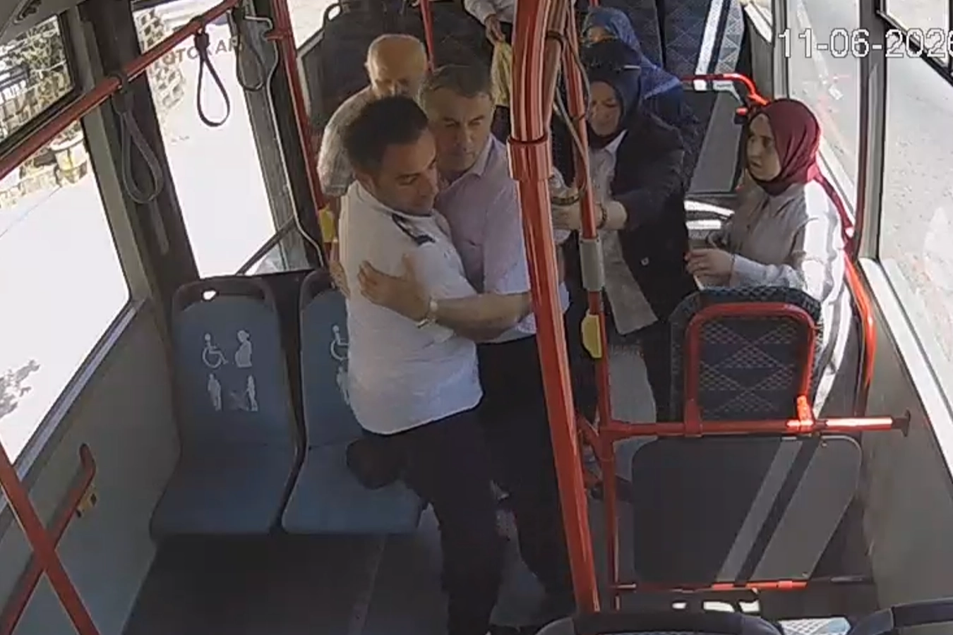 Sakarya Büyükşehir’in otobüsünde bir manevrayla bir hayat kurtuldu
