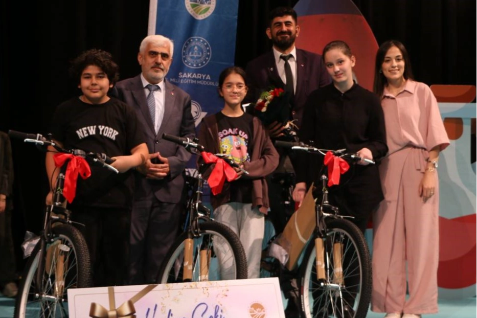Sakarya'da bilim çocukları ödüllerine kavuştu