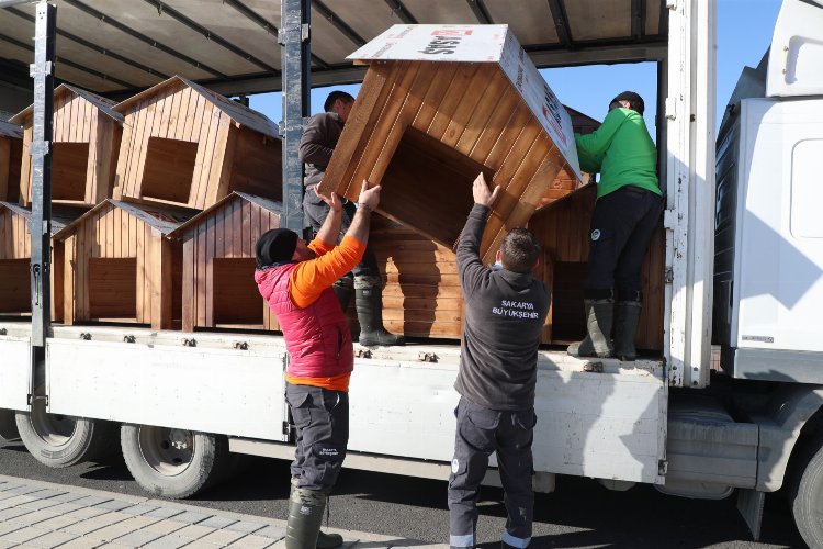 Sakarya'da hayvan bakımevine mama kabı ve kulübe desteği