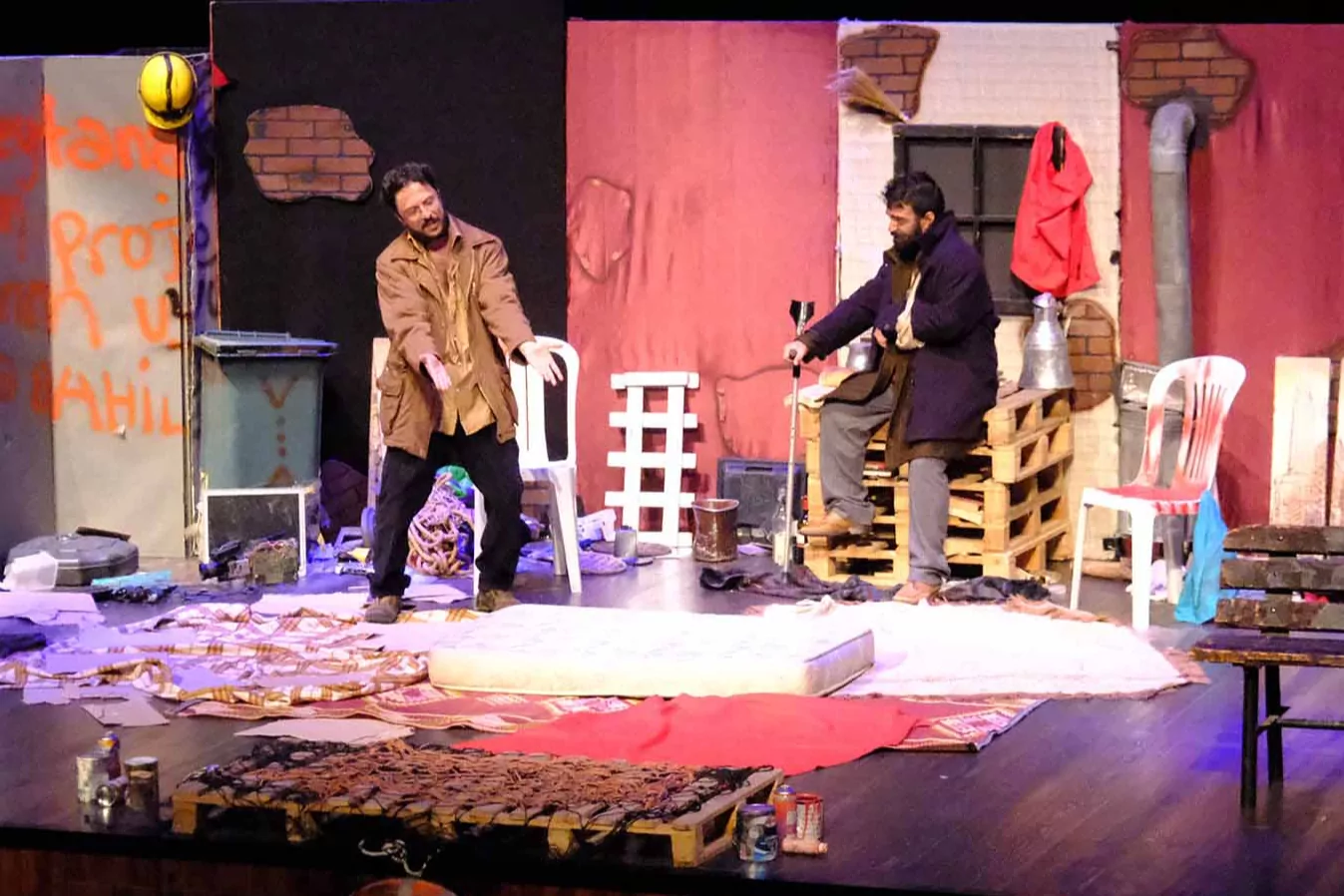Sakarya'da 'Kayık Dünya' tiyatro oyunu sanatseverlerle buluştu