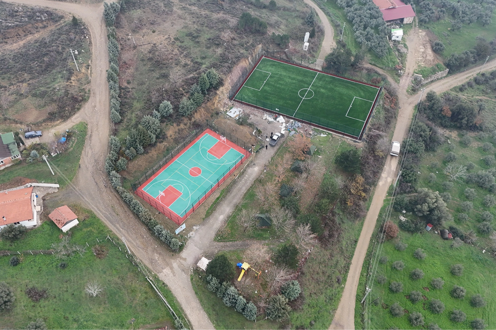 Sakarya Geyve'de spor sahaları hizmete gün sayıyor