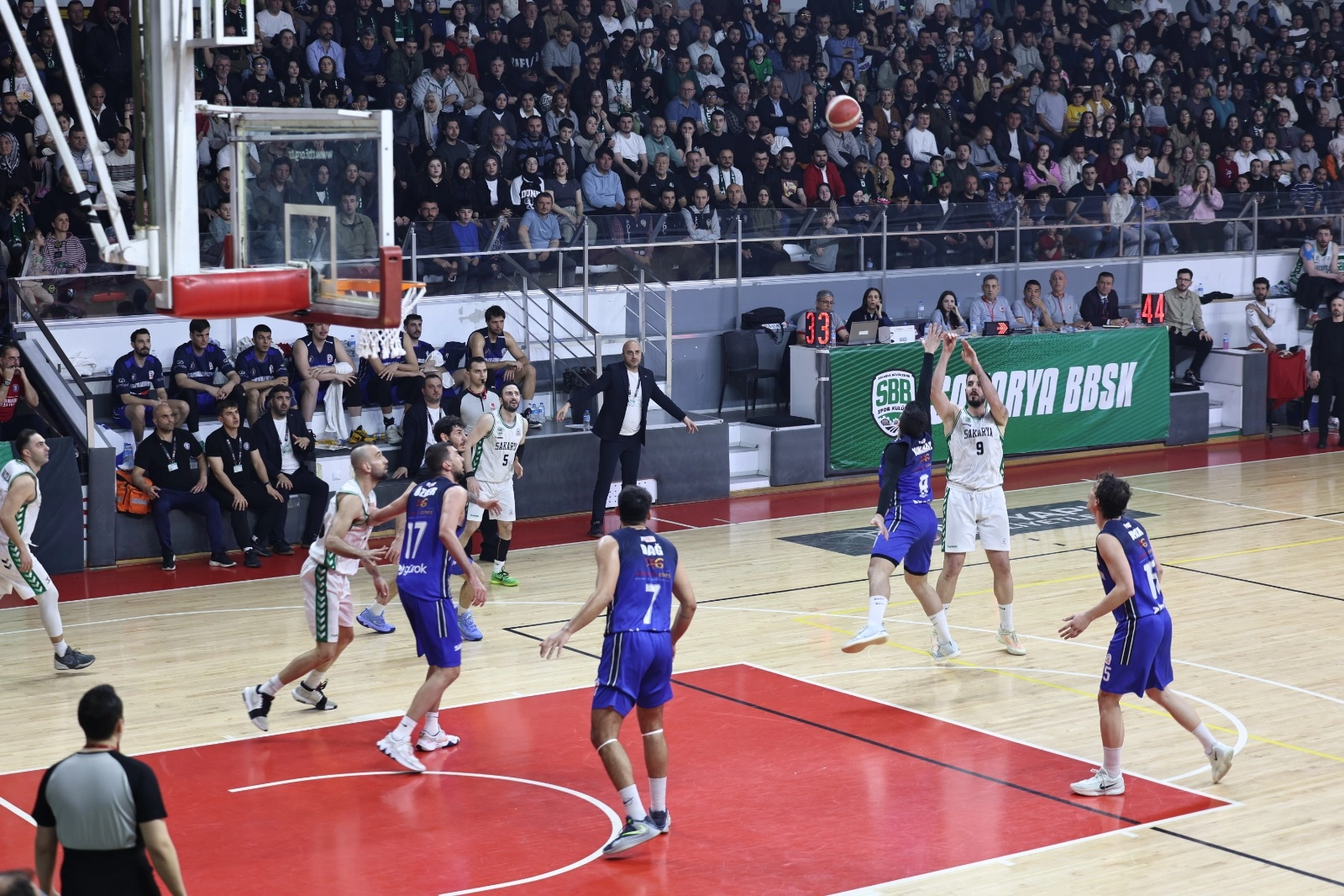 Sakarya potada yarı final serisine galibiyetle başladı