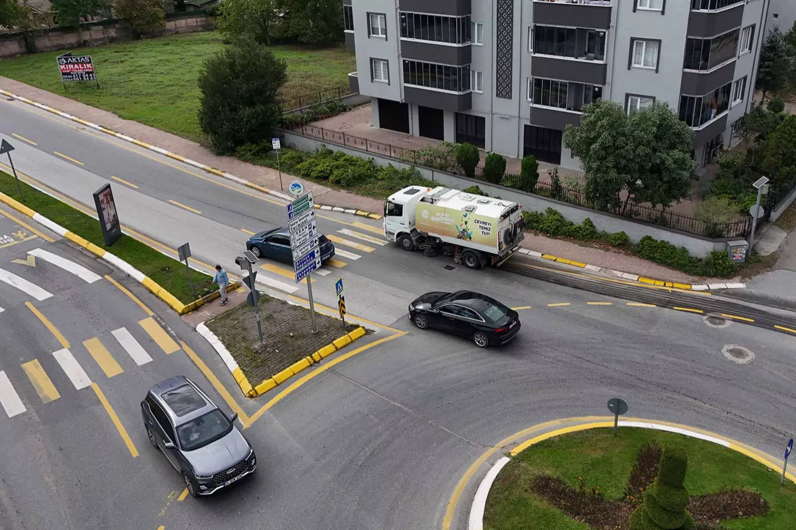 Sakarya yağışın bıraktığı çamur ve tozları temizliyor