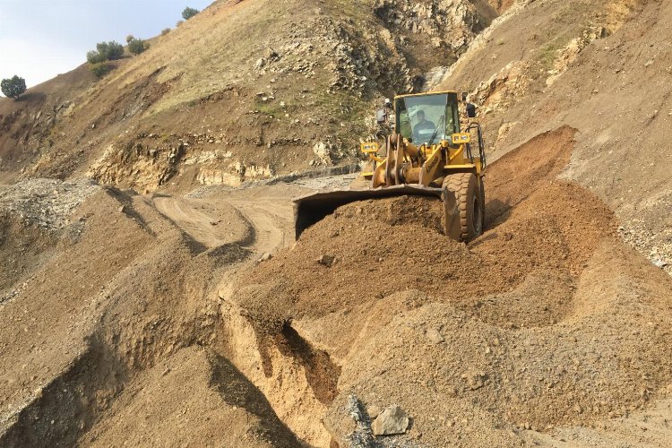 Sason'da heyelan! Kapanan köy yolları ulaşıma açıldı