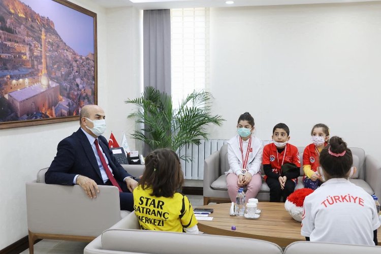 Satranç Şampiyonasında dereceye giren Öğrencilerden Vali Demirtaş'a Ziyaret