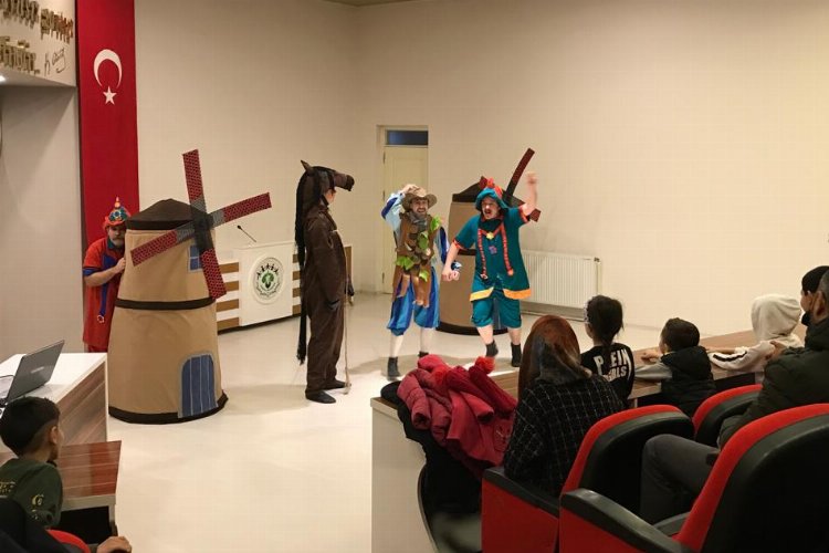 Şehir Tiyatrosu'nun 'Don Kişot'u Manisalılarla buluşmaya devam ediyor