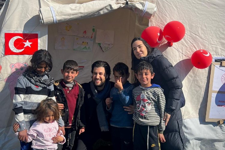 Serkan Çağrı'dan deprem bölgesine eşli ziyaret