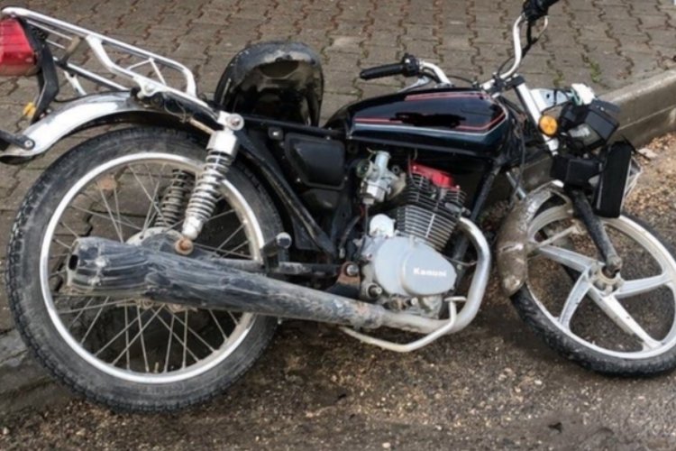 Servis minibüsü İle motosiklet çarpıştı 1 yaralı 