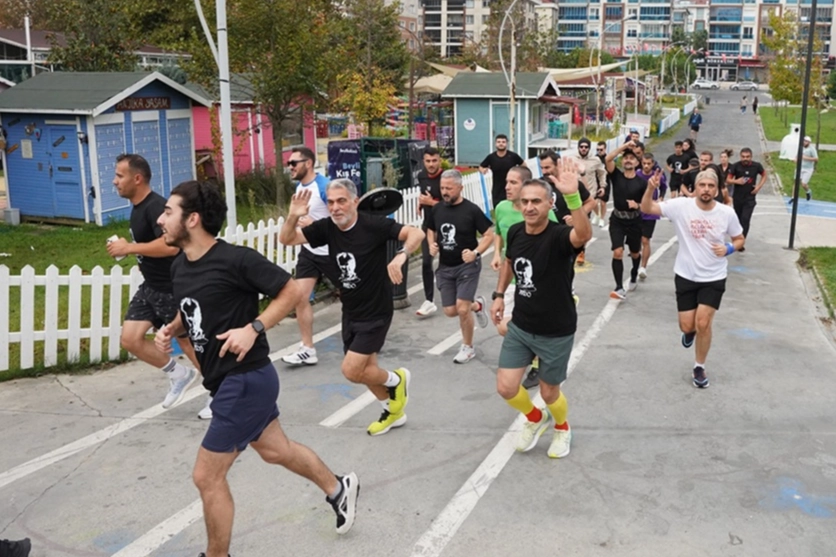 İstanbul Beylikdüzü'nde yüzlerce kişi Ata'ya saygıya koştu