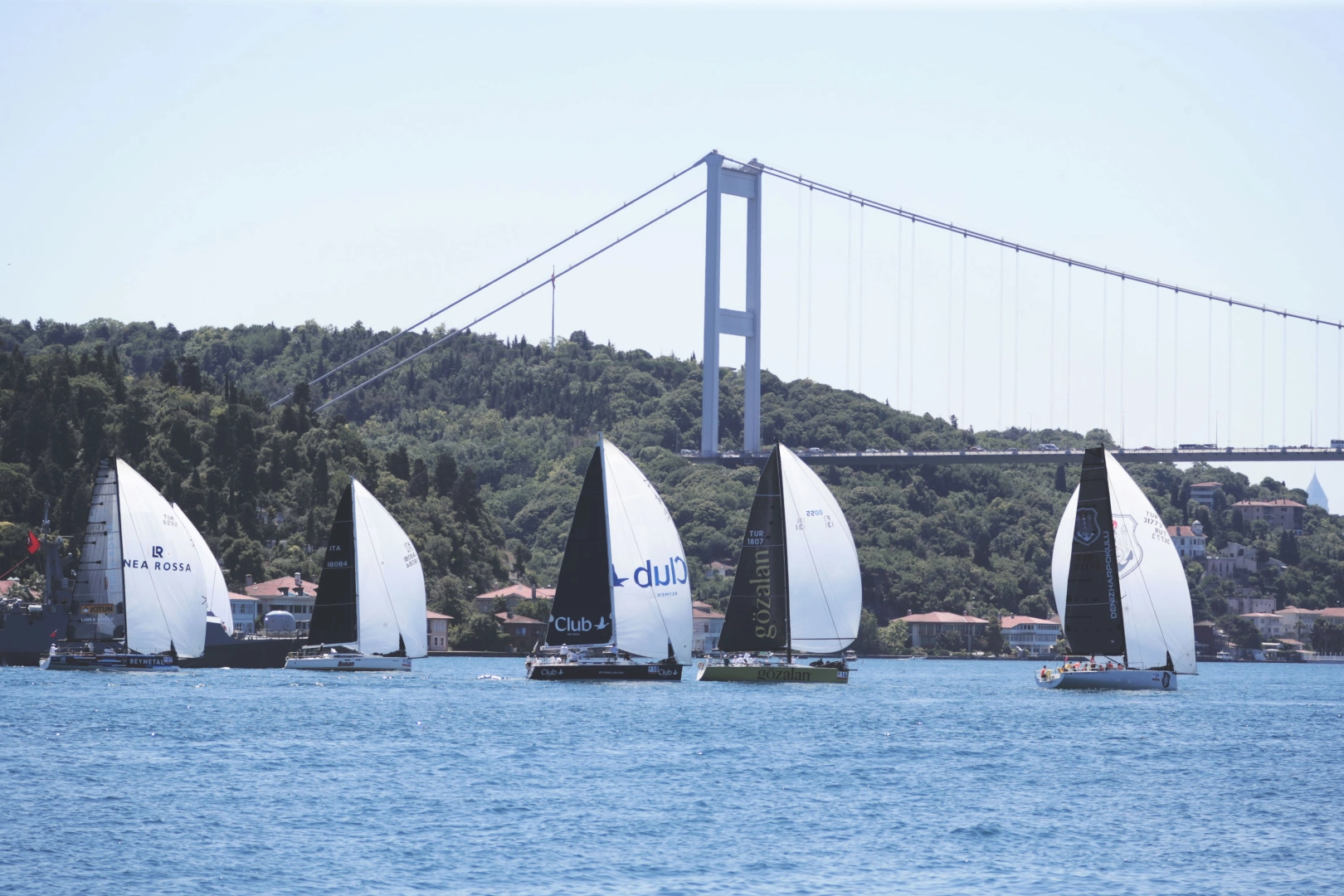 İstanbul Boğazı'nda görkemli coşku