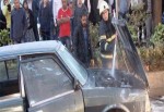 Suriyeli ailenin içinde yaşadığı araç yandı
