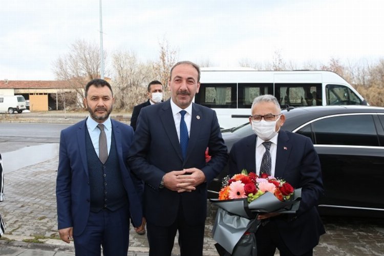 Tomarza'dan Büyükkılıç'a pankartlı teşekkür