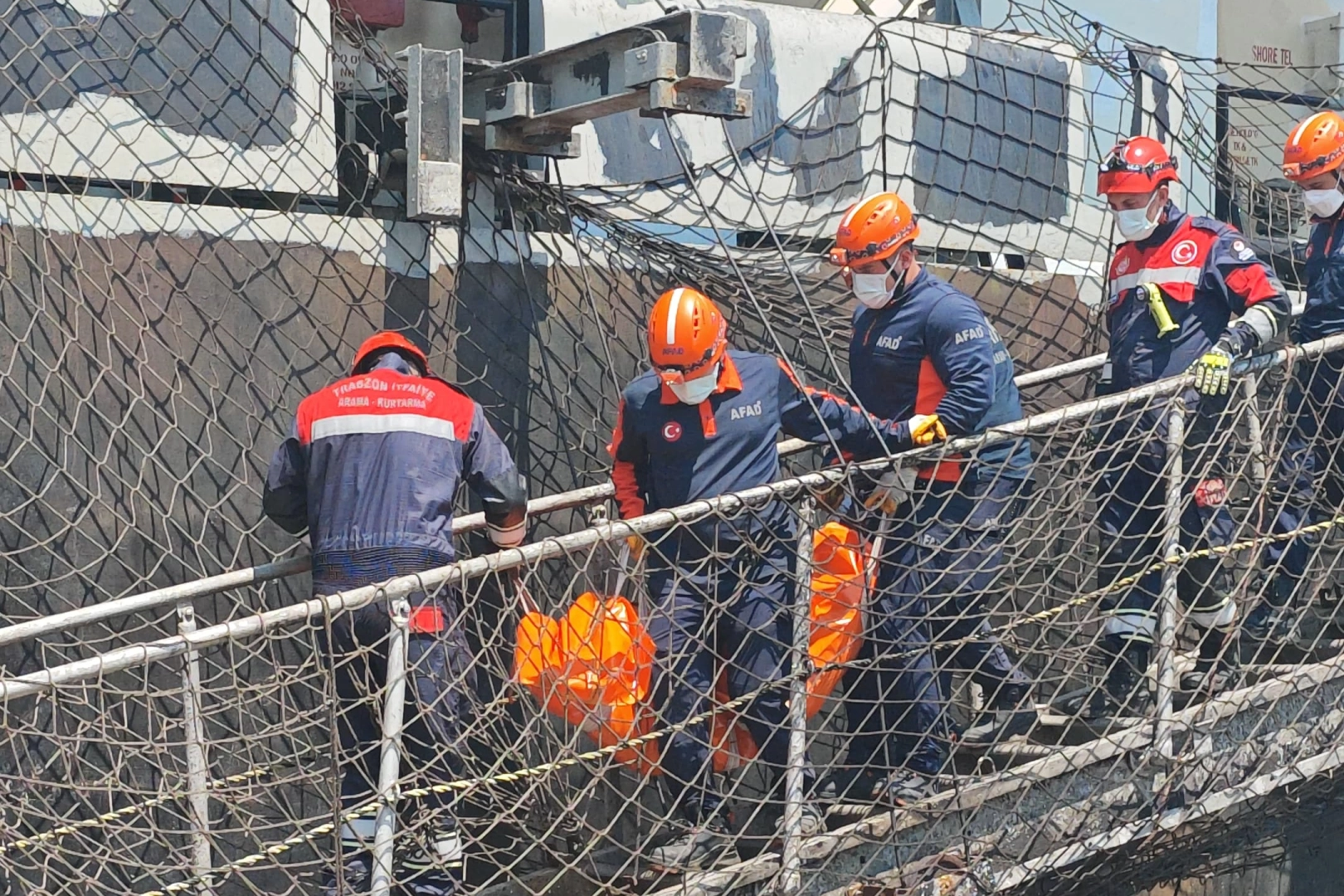 Trabzon’da İHA saldırısı kurbanı denizci gemiden çıkarıldı