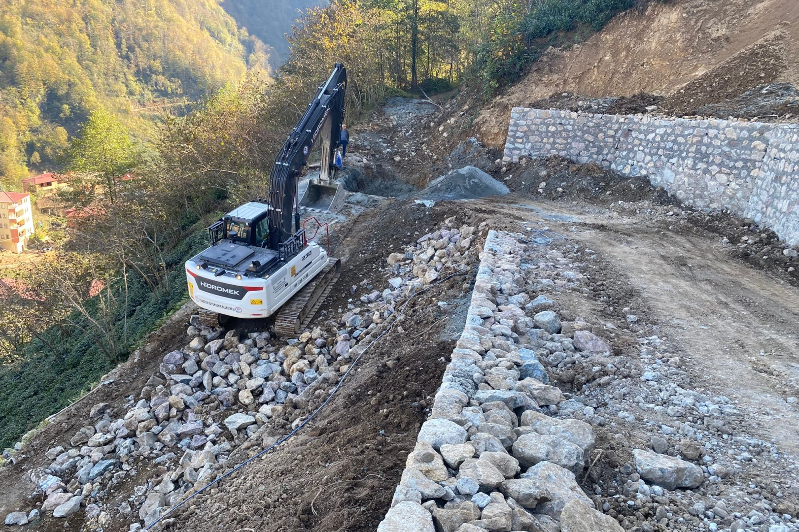 Trabzon’da taş duvar çalışmaları sürüyor