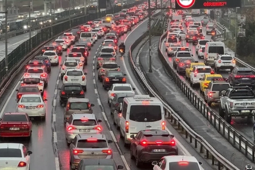 Trafiğe kayıtlı araç 32,6 milyonu aştı... Elektrikli ve hibrit araçlarda artış