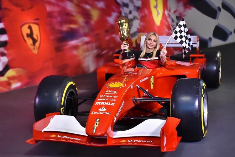 Ünlü mimar Dubai'de Ferrari'yi test etti