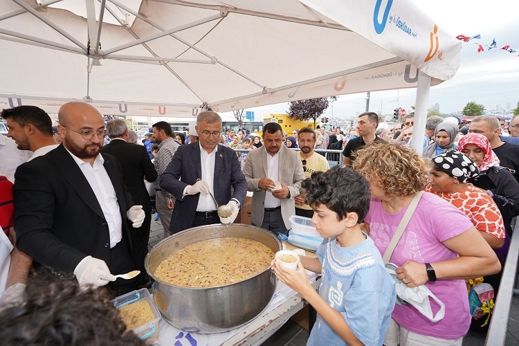 Üsküdar Meydanı'nda 10 bin kişiye aşure