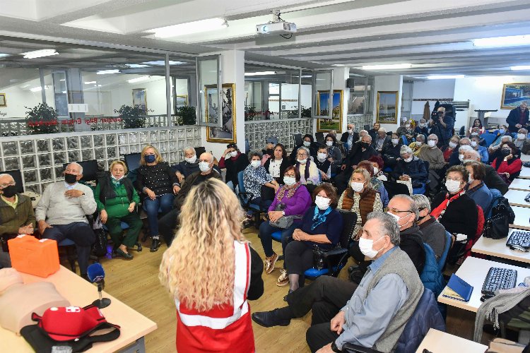 Yaşlılar Ve Gençler Bilgi Erişim Merkezi üyelerine ilk yardım semineri