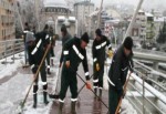 Yaya köprülerinde ve kaldırımlarda kar temizliği