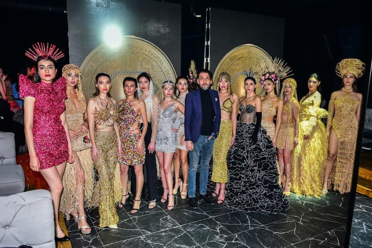 Yeni yılın ilk defilesi 'Fashion'dan canlı yapıldı