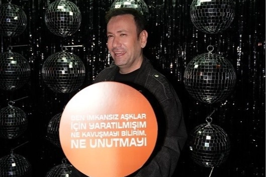 Özgür Aras yeni yaşını ünlülerle kutladı