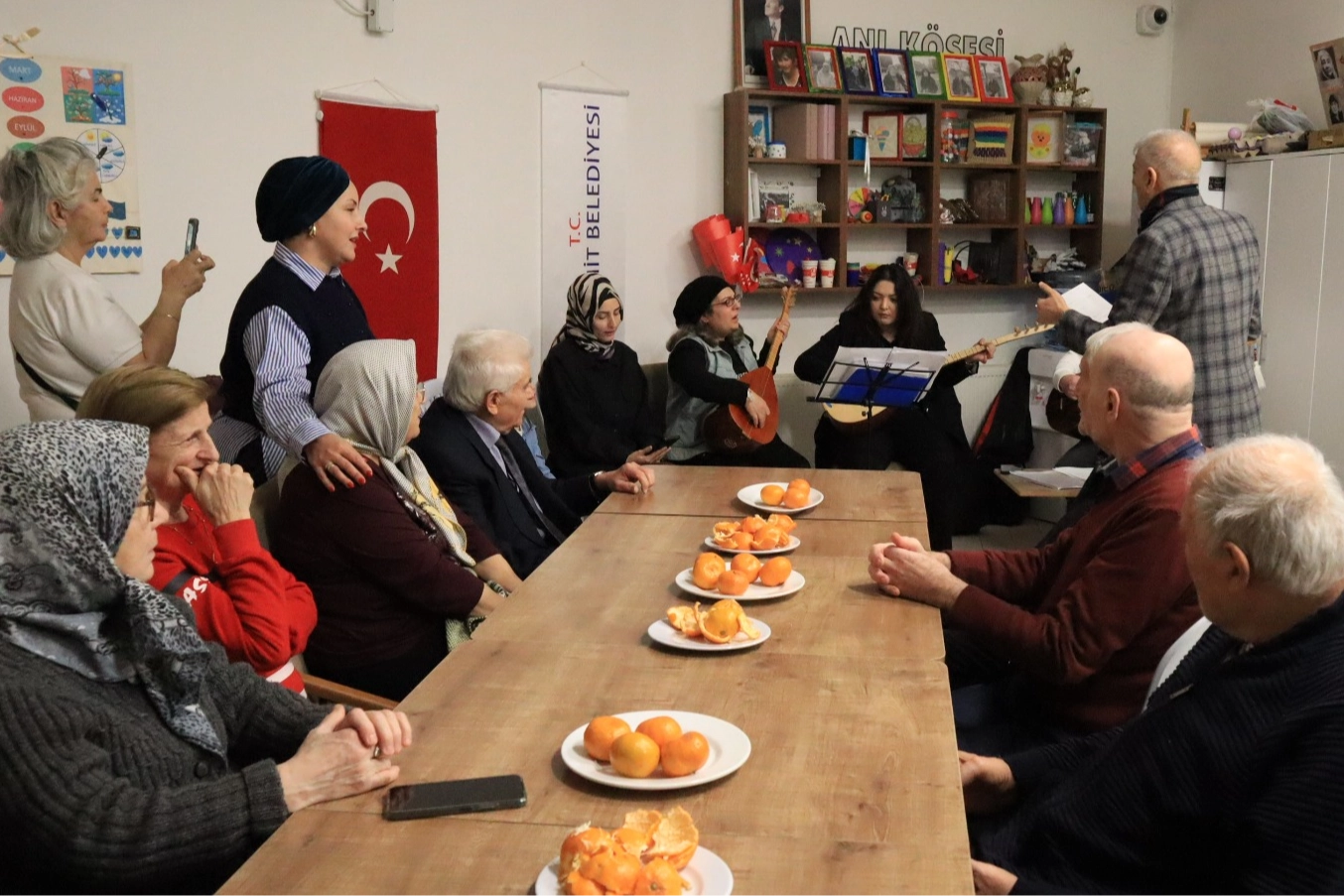 İZMEK'te bağlama kursundan anlamlı dinleti