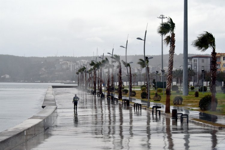 İzmir Aliağa'da fırtına etkisini sürdürecek 