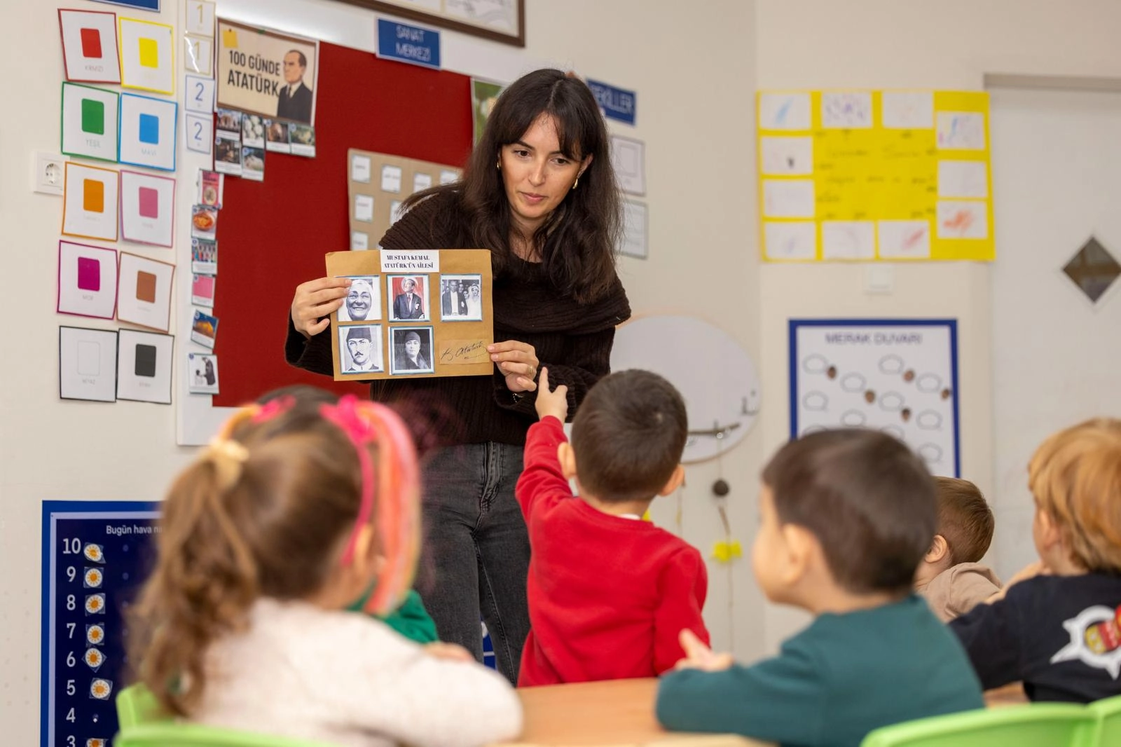 İzmir’de duygulandıran öğretmenlik hikâyesi... Eğitim gördüğü anaokuluna 25 yıl sonra öğretmen oldu