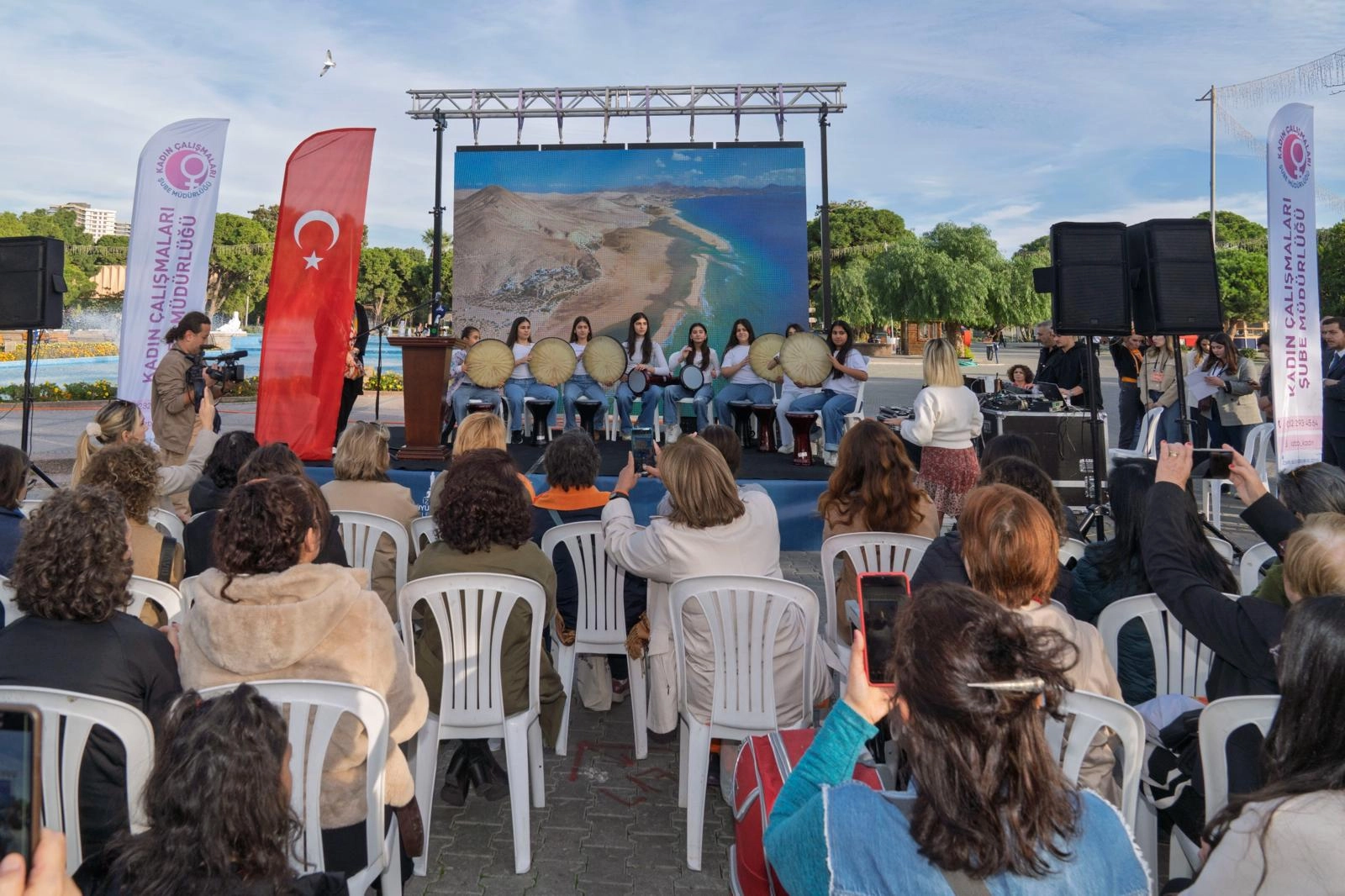 İzmir’de kadınlardan ''Buradayım, iyiyim'' mesajı