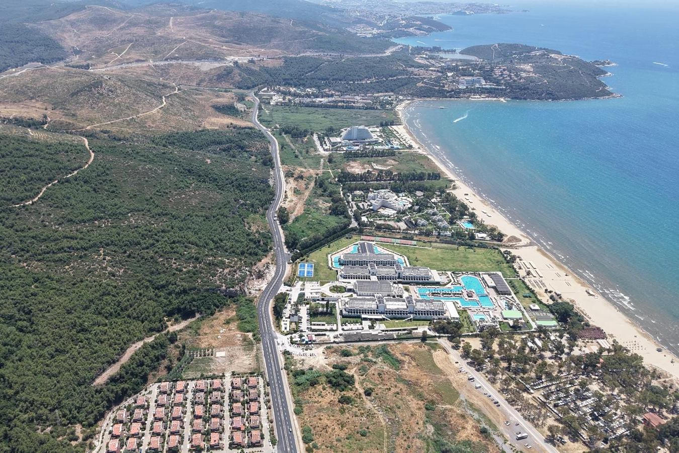 İzmir'de Pamucak yolu baştan sona yenilendi