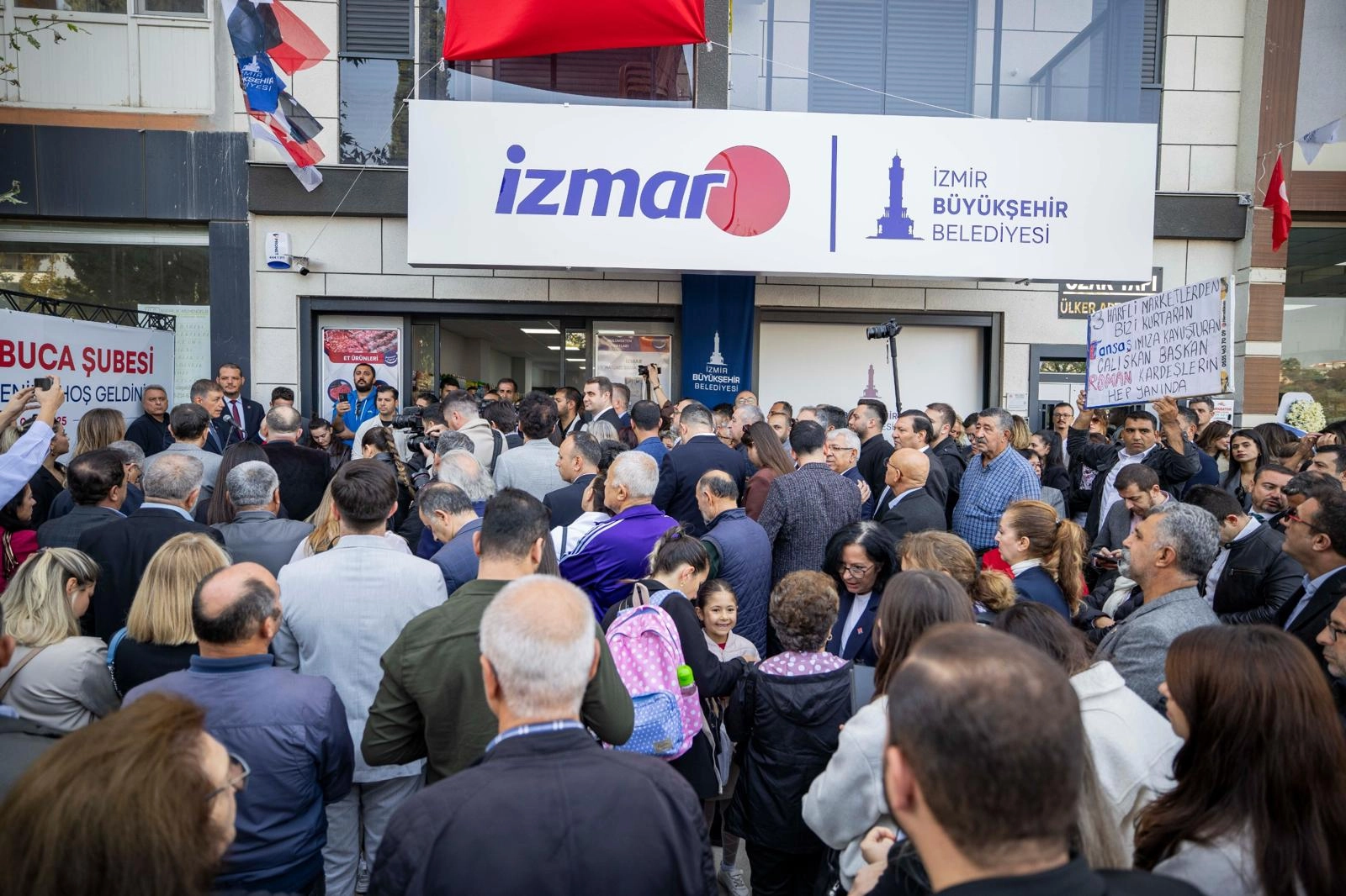 İzmir'de İZMAR'dan iki mağaza daha... Şube sayısı 14'e yükseldi